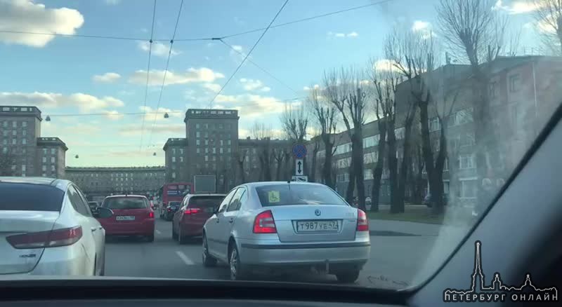 На Проспекте Стачек автомобиль остановился в маршрутку