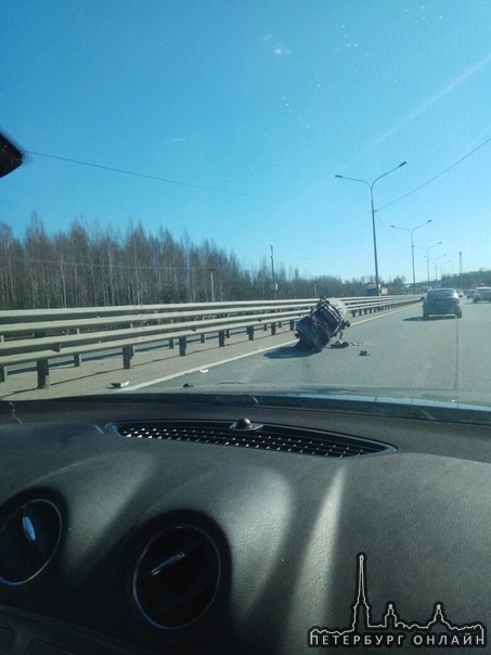 На Новоприозерском шоссе в сторону города, не доезжая 5 км до Икеи авария с мотоциклом. Мотоциклист ...