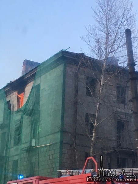 На проспекте Энергетиков, горит заброшенный старый дом, пожарные на месте.