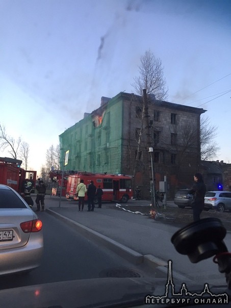 На проспекте Энергетиков, горит заброшенный старый дом, пожарные на месте.