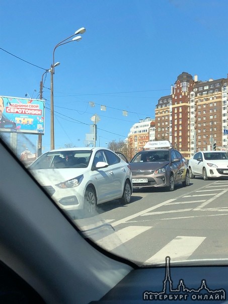 На Поклонногорской Яндекс.Такси не смог затормозить вовремя