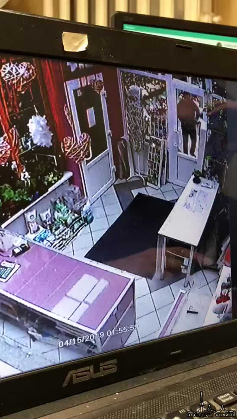 На Купчинской в доме 24, в магазине Цветы (Ленцветторг) неизвестный мужчина совершил нападение на ...