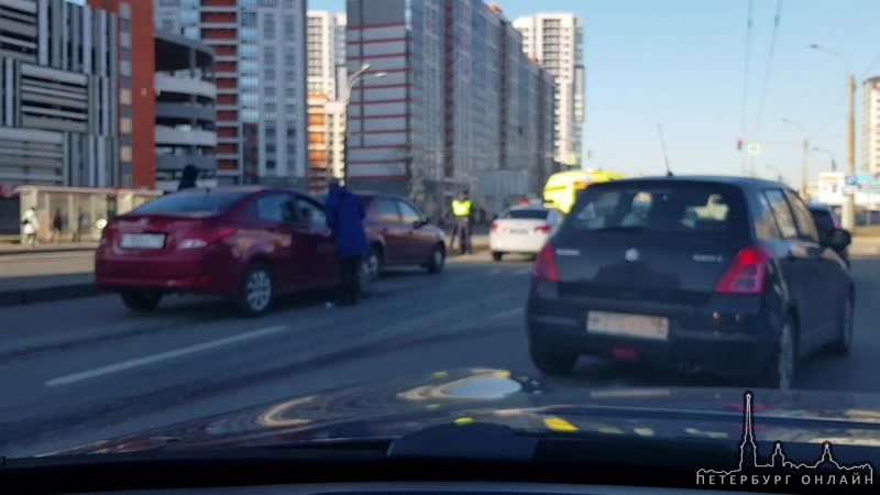 На Кушелевской дороге большая пробка из-за аварии в районе пешеходного перехода, левый и средний ряд...