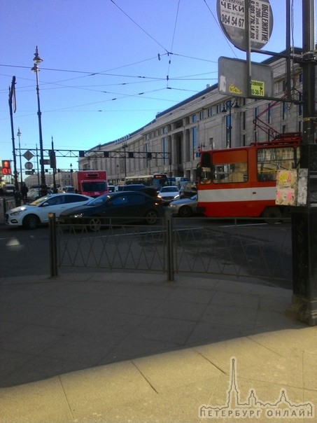 Не доброе утро на перекрестке Лиговского пр и Кузнечного переулка....дтп 2ух легковушек, но трамвай ...