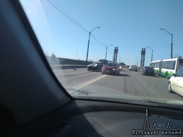 Авария на Сортировочном мосту в сторону Ломоносовской. Заняты оба ряда, объезд по встречке. Стоят 2а...