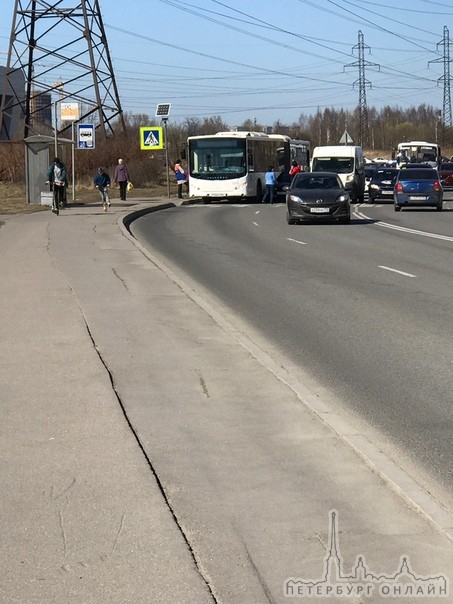Товарищ на белой отечественной колеснице (между микриком и автобусом) притер 27 автобус на пешеходно...