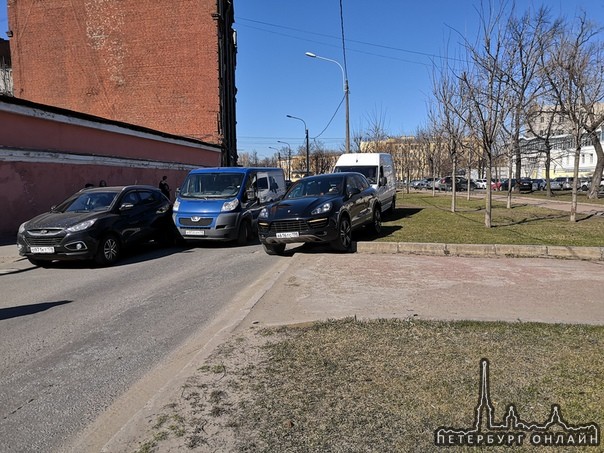 ПЕЖОнистый джигит в синем, нацелился на двух тёлочек в чёрном! Самые смелые "протаптывают" колею по ...