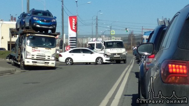 Сочный "чпок" на Зольной, на выезде с заправки ПТК.