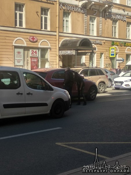 На Сенной площади и так не проехать, а тут девушка на Audi подцепила мужчину на peugeot !