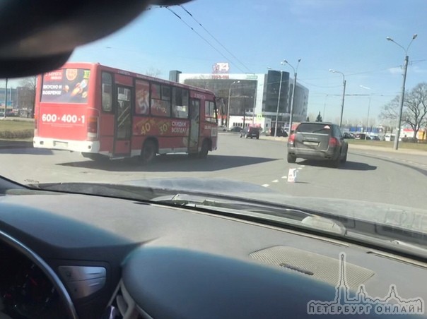 На Площади Бехтерева попортили Кайенн