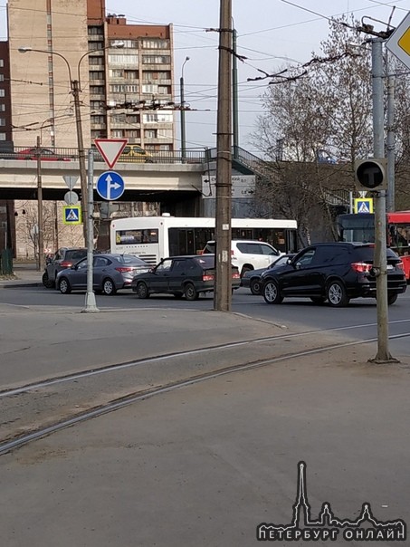 Автобус и Крузак притерлись под мостом проспекта Культуры. Пробка будет, все объезжают с одной сторо...