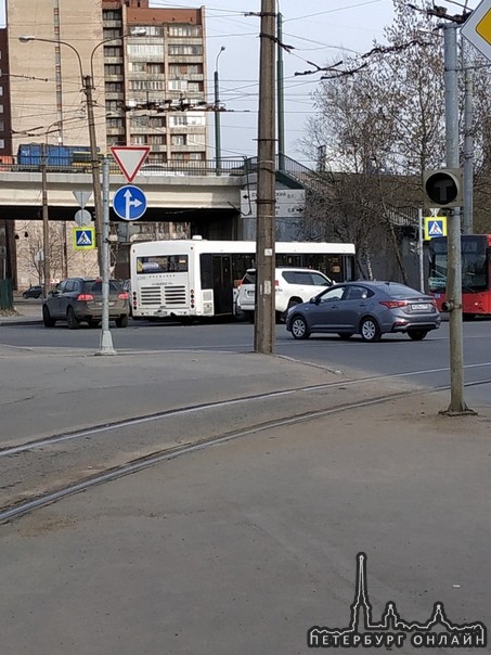 Автобус и Крузак притерлись под мостом проспекта Культуры. Пробка будет, все объезжают с одной сторо...