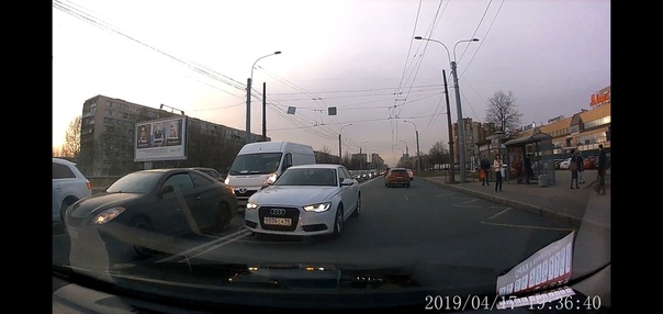 Напротив Южного Полюса на Пражской ул. Audi белого цвета двигалась по встречной полосе нарушая стаьт...