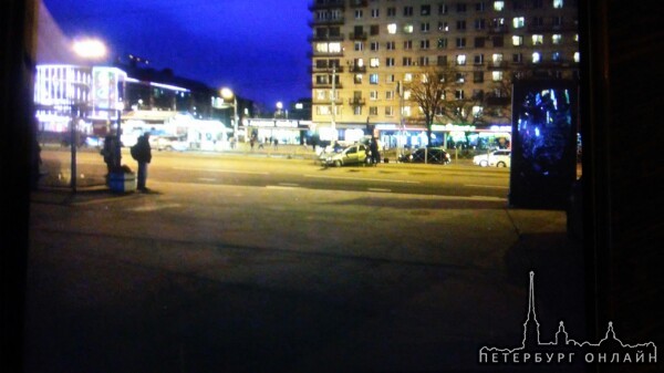 Авария у м.Ленинский проспект. Машина пробила металлическое ограждение.