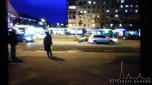 Авария у м.Ленинский проспект. Машина пробила металлическое ограждение.