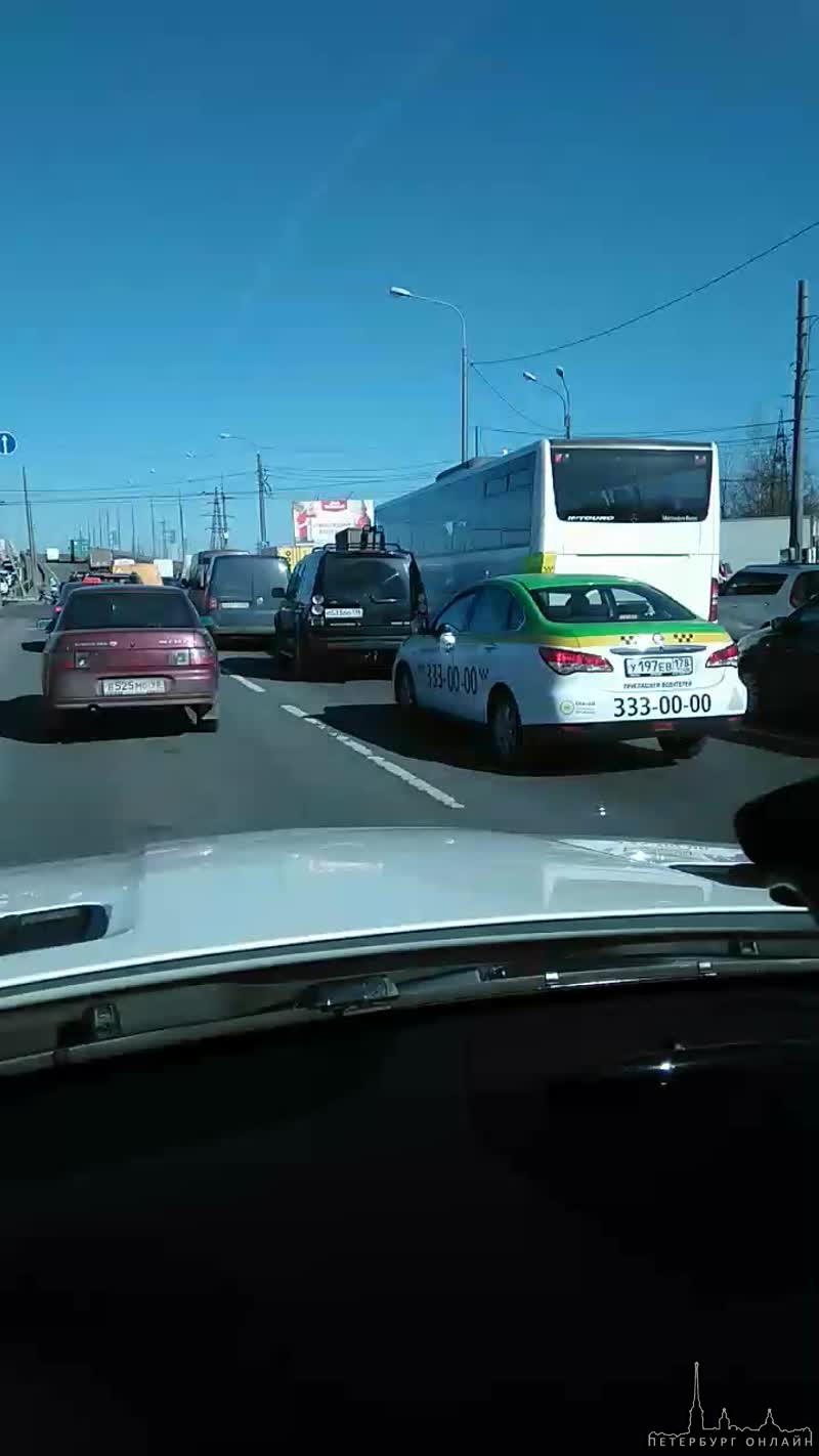 Toyota ЛК200 и седан Volvo столкнулись на перекрестке Народной и Большевиков в сторону Дыбенко. По...
