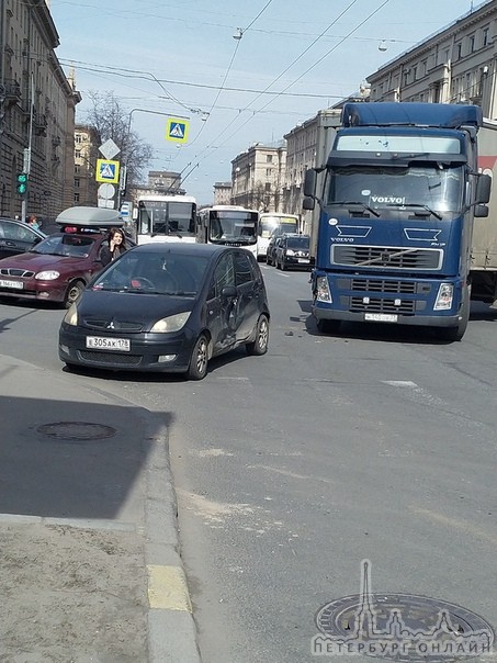 Фура и автоледи на мицубе перекрыли перекресток проспекта Стачек и улицы Зайцева, похоже надолго