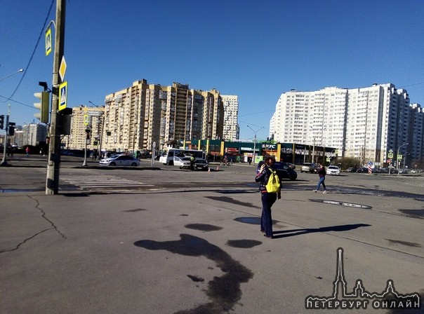 Renault черный лупоглазик притерлись на углу Богатырского пр. и Туристской ул.