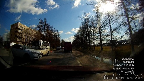 Красносельское шоссе на выезде из Пушкина, примерно 10:25. Suzuki не пропустил ВАЗ. Пробка собираетс...