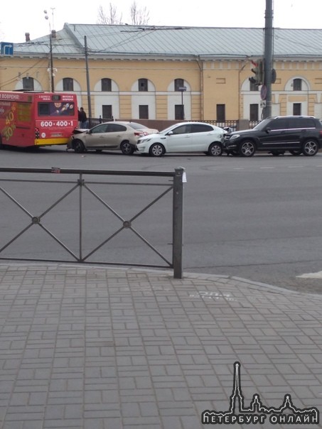 Почти как в сказке про репку, только Renault, Киа и Mercedes толкали автобус на Ново-Петергофский мост...