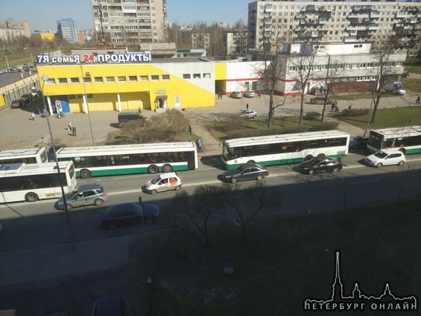 На ул.Крыленко и Искровского пр. Митсубиси пытался повернуть, но ему не дали. Автобусам видимо не о...