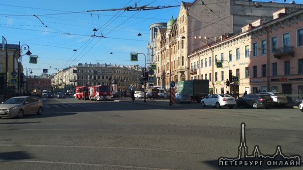 Дтп на Владимирском проспекте - такси столкнулось с дорожным знаком. Машина ремонту не подлежит