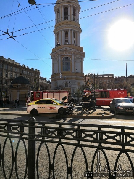 Дтп на Владимирском проспекте - такси столкнулось с дорожным знаком. Машина ремонту не подлежит