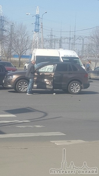 Недоброе утро, в городе Колпино, на перекрёстке улицы Танкистов, и Фидерной улицы. Renault хотел повер...