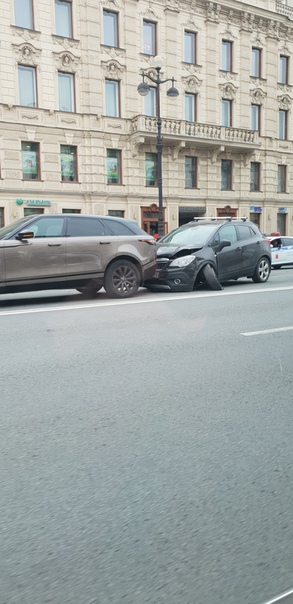 Паровоз на Невском из 4х машин...напротив Невской плазы в сторону Восстания ..