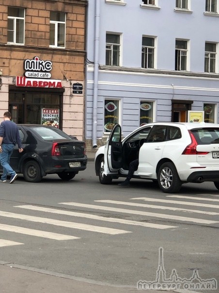 На Сытнинской площади Volvo каршеринг ЯД въехал в зад Логану