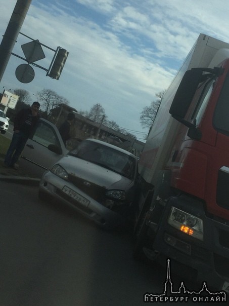 Калина почти перехитрила MAN на повороте с Выборгского шоссе на ул. Жени Егоровой.