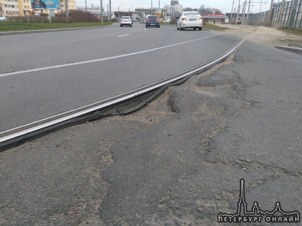 22 апреля сегодня в 14.30.на ул.Савушкина у "Бургер Кинга" угодил в дорожную яму.О трамвайный рельс ...