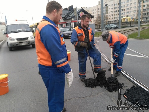 22 апреля сегодня в 14.30.на ул.Савушкина у "Бургер Кинга" угодил в дорожную яму.О трамвайный рельс ...