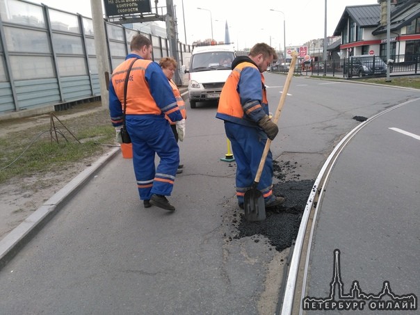 22 апреля сегодня в 14.30.на ул.Савушкина у "Бургер Кинга" угодил в дорожную яму.О трамвайный рельс ...