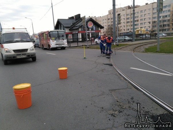 22 апреля сегодня в 14.30.на ул.Савушкина у "Бургер Кинга" угодил в дорожную яму.О трамвайный рельс ...