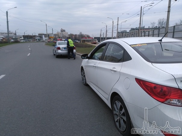 22 апреля сегодня в 14.30.на ул.Савушкина у "Бургер Кинга" угодил в дорожную яму.О трамвайный рельс ...