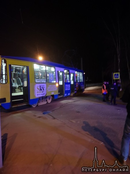 ДТП, с участием Трамвая и лады на Проспекте Буденова около Ленты. Лада не пропустила трамвай.