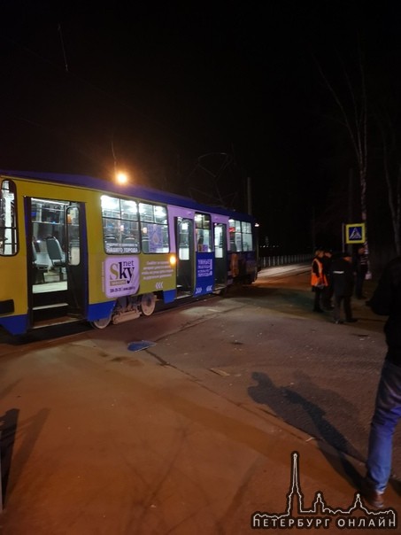 ДТП, с участием Трамвая и лады на Проспекте Буденова около Ленты. Лада не пропустила трамвай.