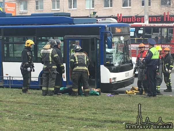 Троллейбус сбил мужчину на Ленинском проспекте . Службы на месте , мужчина без движения .