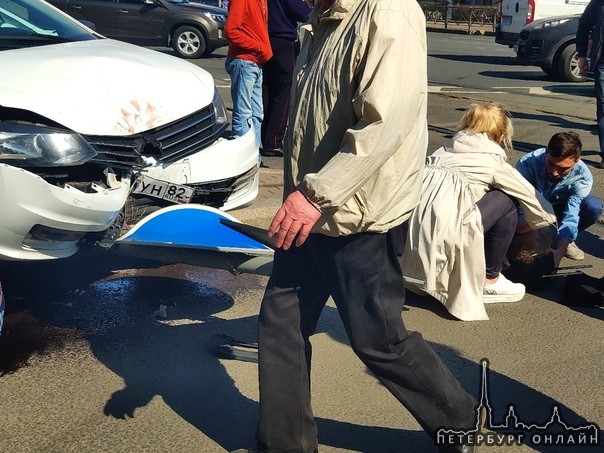 Авария напротив Электросилы на Московском проспекте. Машина такси сбила пешехода. Много скорых и ДПС...