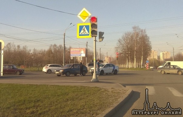 Яндекс-драйвер забодал девушку на Ладе при левом повороте с Северного на Светлановский. Стоят, думаю...