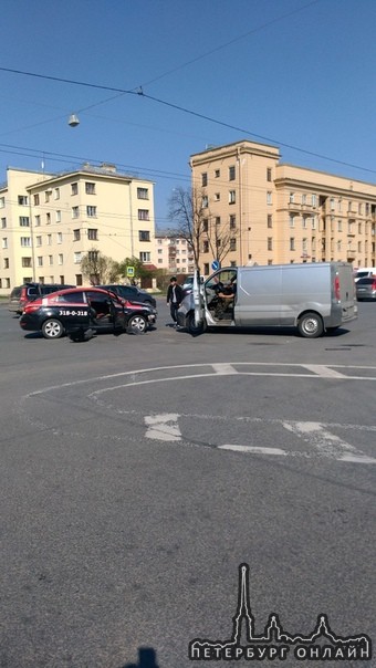 Грузовой минивэн столкнулся с такси Везет на Кировской площади, напротив пр. Стачек д.15.