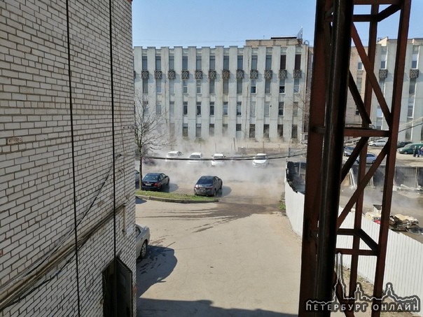 Трубу с горячий водой прорвало у дома 144к2 на Ленинском проспекте