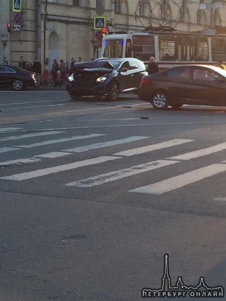 На Боткинской 6 в результате ДТП с трамваем автомобиль лишился капота, а трамваи лишились своей доро...