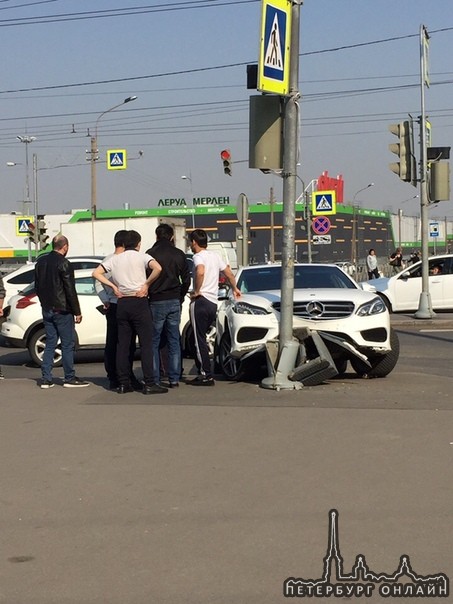 На перекрестке Чекистов и Партизана Германа mercedes после ДТП сломал урну