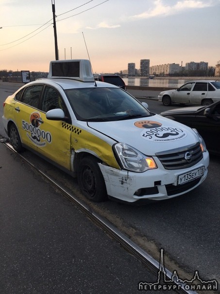 Такси оторвал бампер у Рио на пр. Обуховской обороны 195.