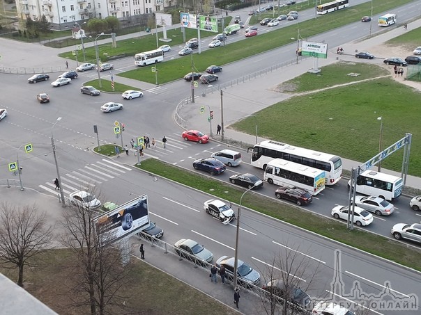 Авария на перекрестке Парашютной и Сизова. Вторую машину от удара в бок выбросило на встречу.