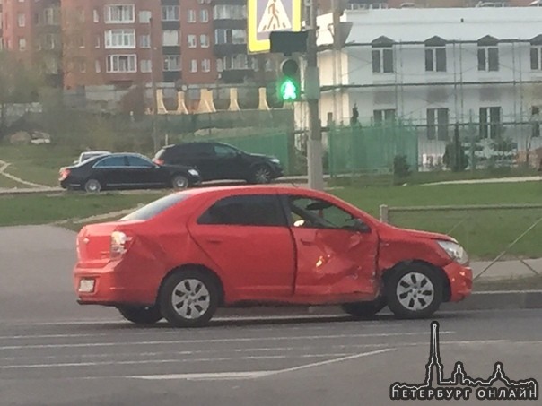 Авария на перекрестке Парашютной и Сизова. Вторую машину от удара в бок выбросило на встречу.