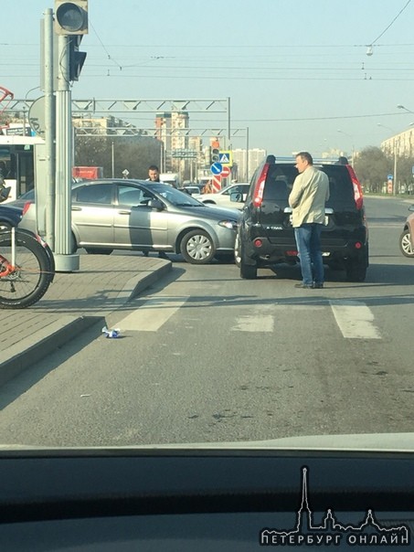 Свеженькое ДТП на пересечении Дунайского и Бухарестской.