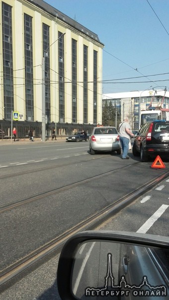 Два чуда перекрыли трамваи на Проспекте Обуховской обороны.